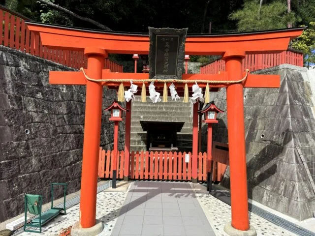 高安稲荷明神の鳥居と社