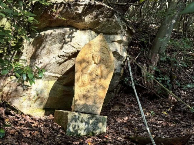 山道脇の石碑・石造物
