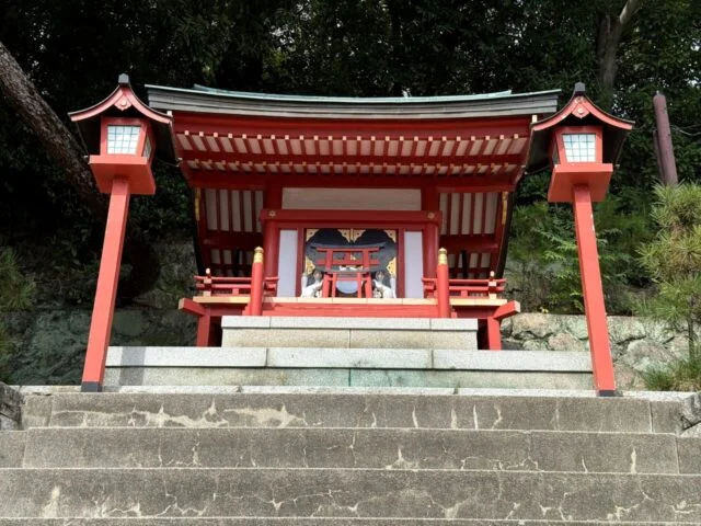 高安稲荷明神の社を正面から見た写真