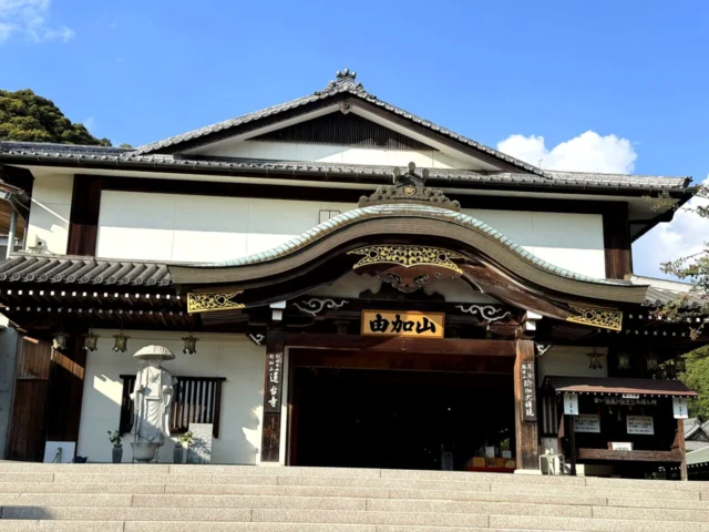 由加山の参道周辺で見た「かわらじ」の建物外観