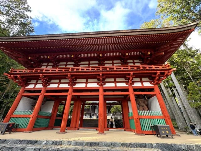 壇上伽藍の中門を正面から見た写真