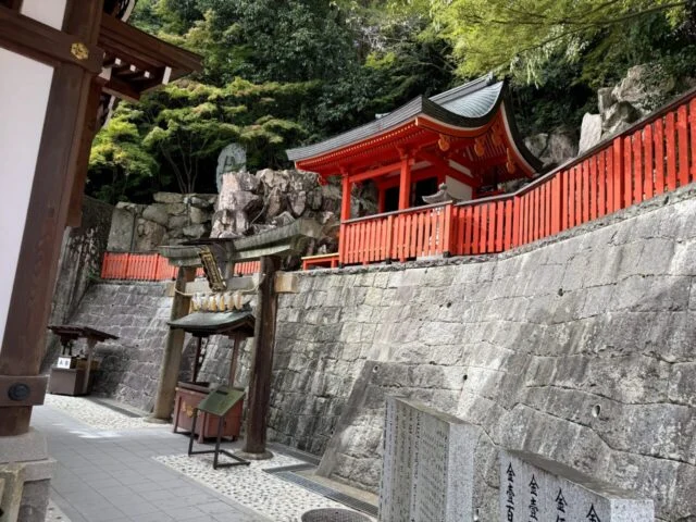 高安稲荷明神の社と狐像