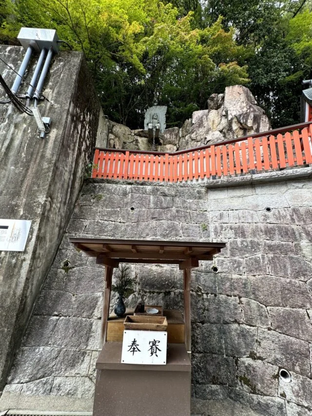 奥之院方面の石標と社