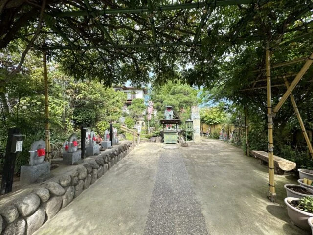 石仏が並ぶ門戸厄神東光寺の参道