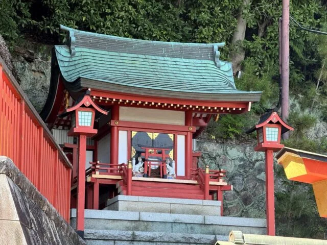 朱色の小社を正面から見た写真