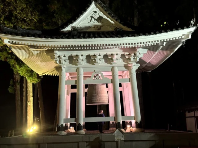 夜に照らされた高野山内の鐘楼