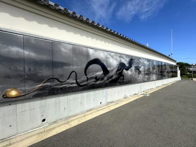 門戸厄神東光寺の外壁に描かれた龍の壁画