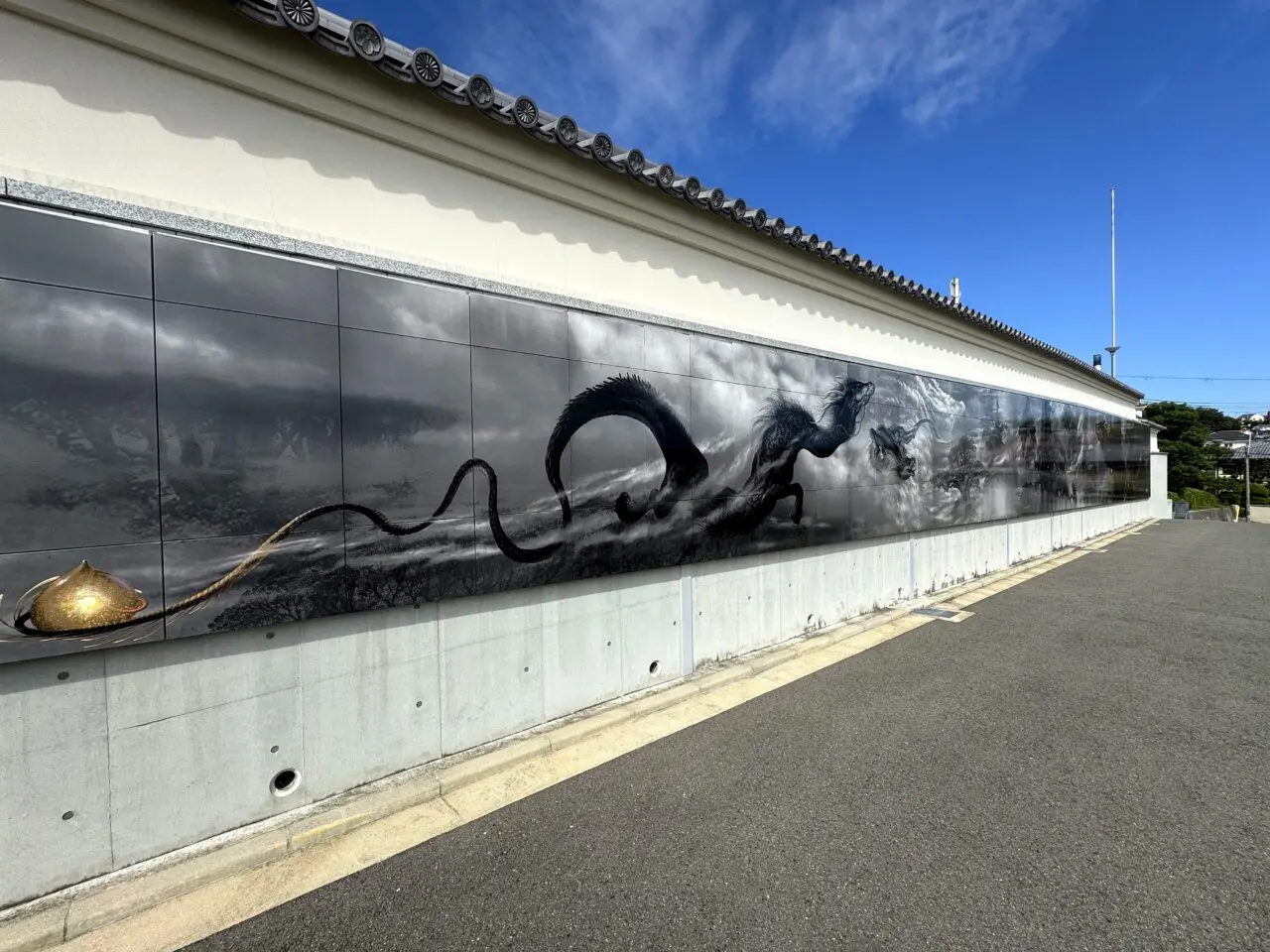 門戸厄神東光寺の外壁に描かれた龍の壁画