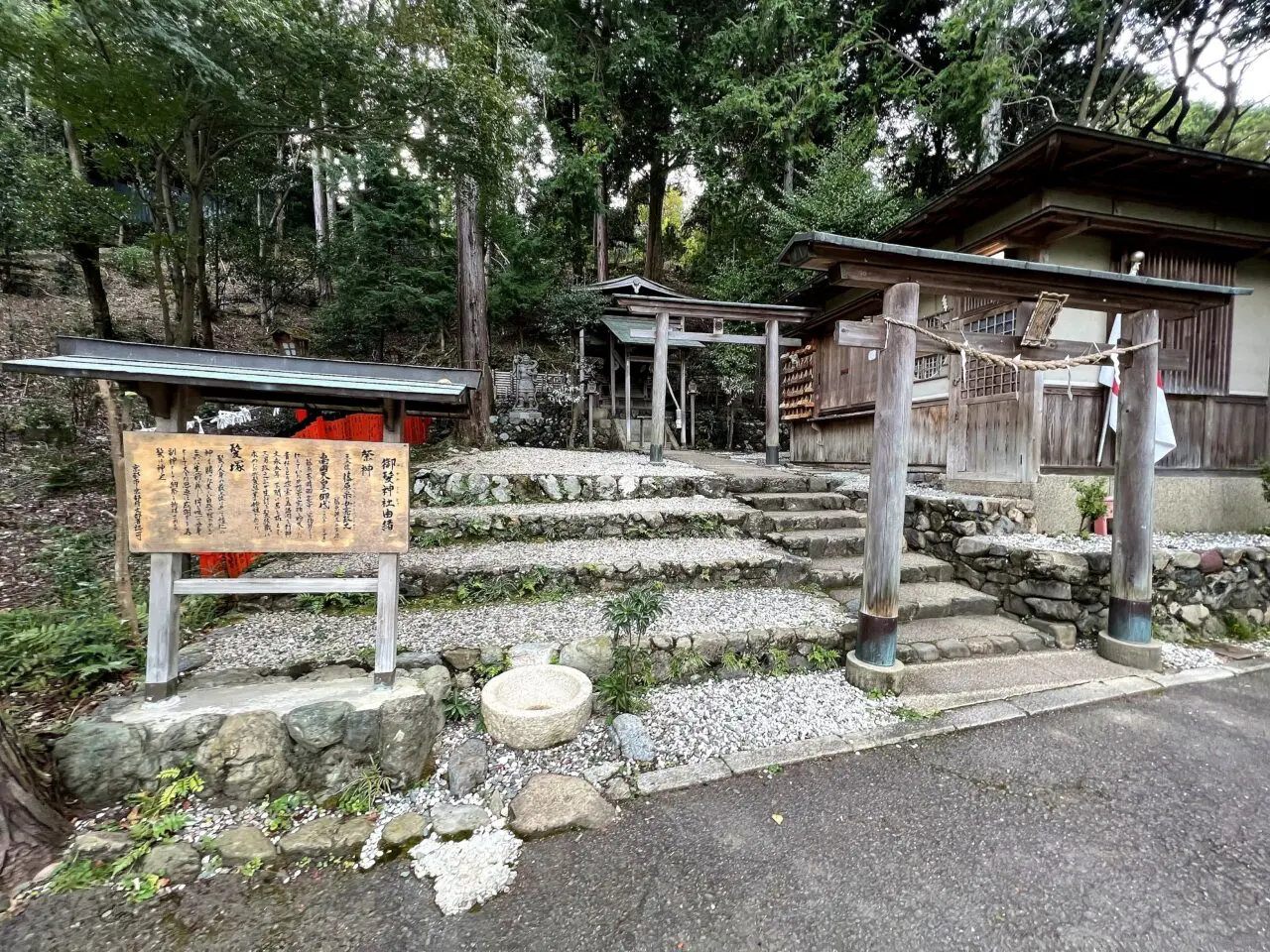 御髪神社の鳥居と社殿まわり