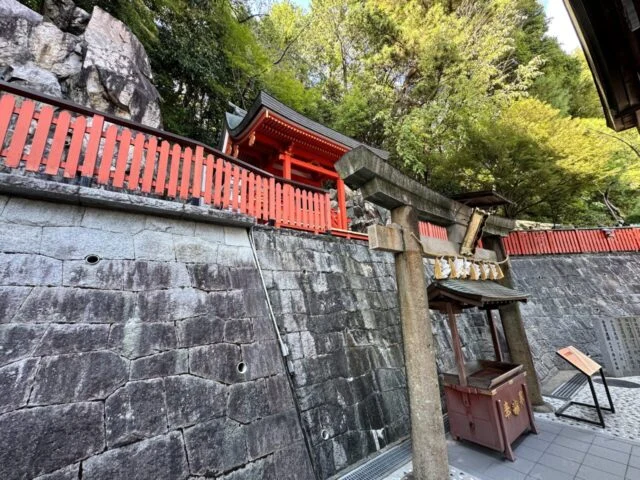 高安稲荷明神周辺を石垣側から見た写真