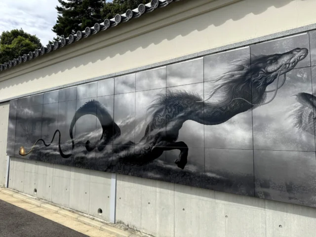 門戸厄神東光寺の龍の壁画を斜めから見た写真