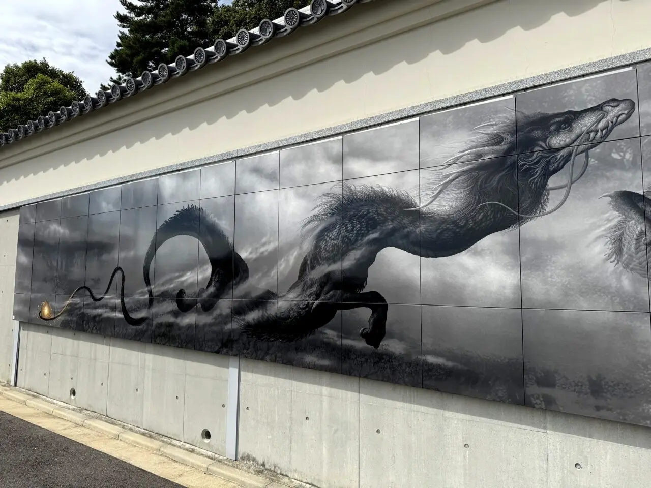 門戸厄神東光寺の龍の壁画を斜めから見た写真