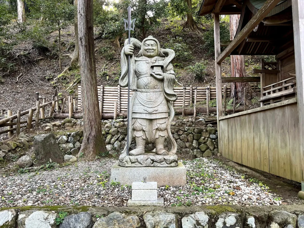 御髪神社境内の毘沙門天像