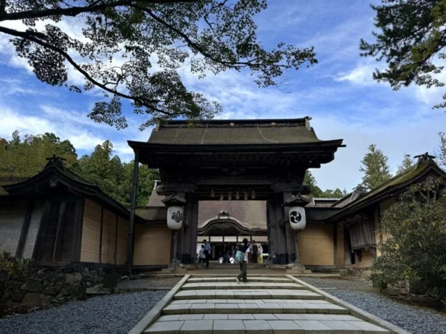金剛峯寺正門を正面から広く見た写真
