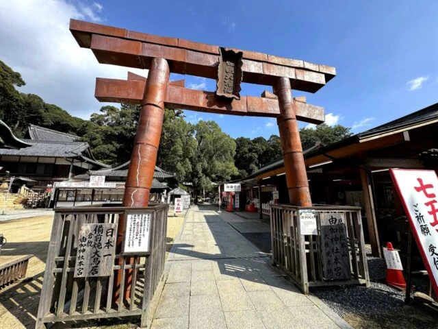 備前焼の大鳥居から由加神社本宮の境内へ進む参道