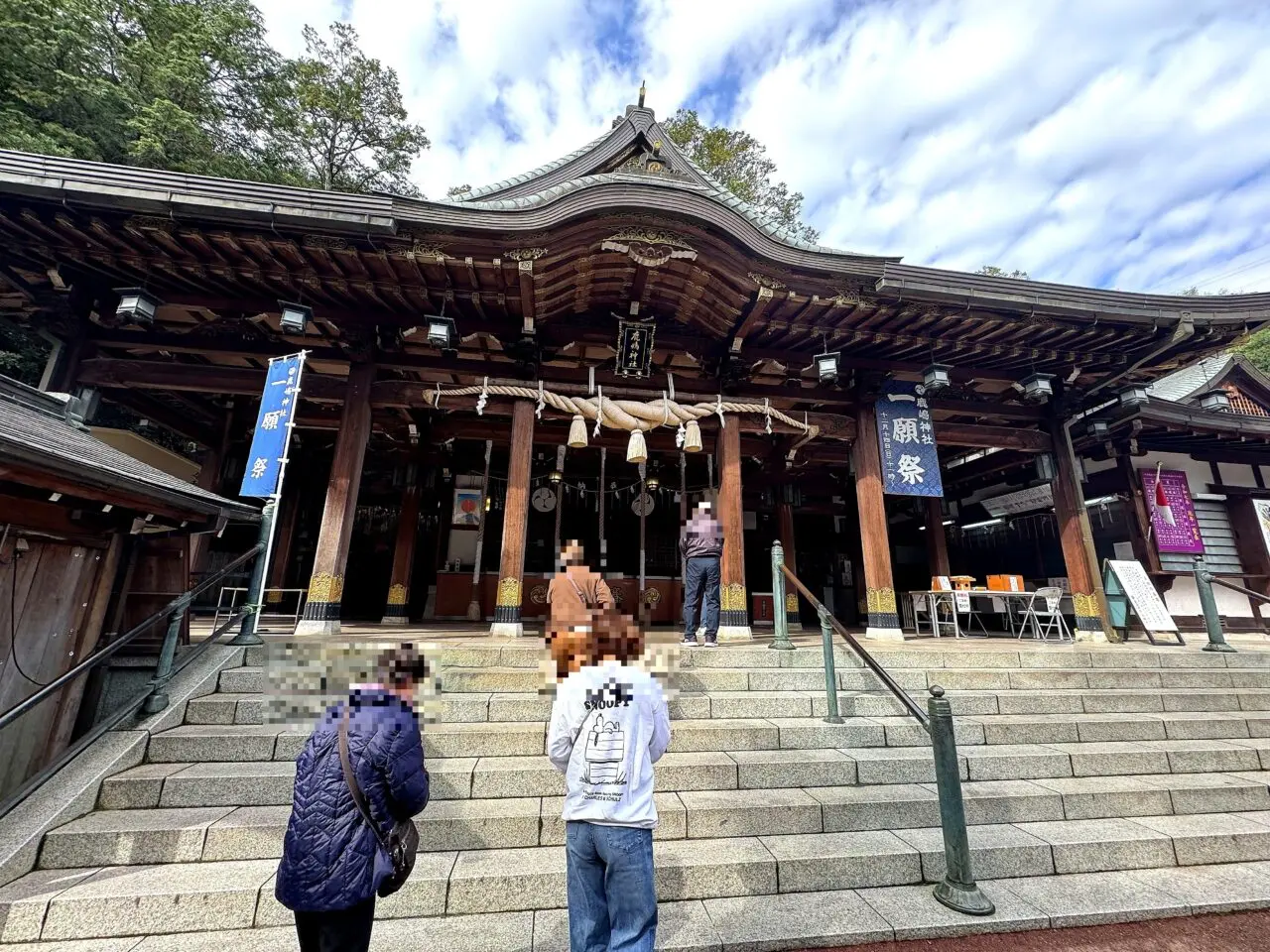 鹿嶋神社の拝殿正面参拝前の広場の雰囲気が分かる