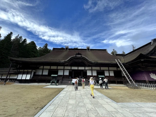 金剛峯寺主殿へ進む石畳と建物