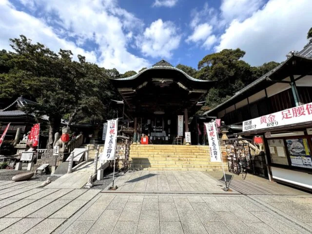 由加神社本宮の拝殿を正面から見たところ