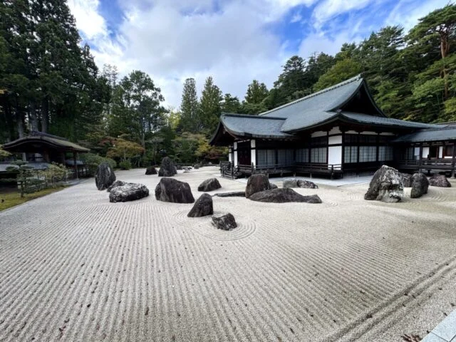 金剛峯寺の蟠龍庭を広く見た写真