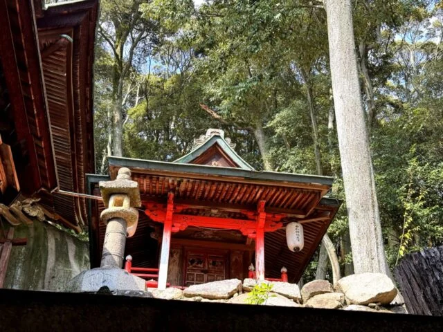 山側に立つ赤い小社