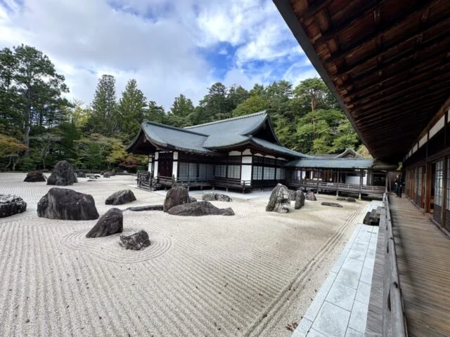 蟠龍庭を廊下側から眺めた写真