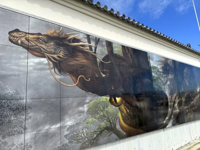 虎の顔が大きく描かれた門戸厄神東光寺の壁画