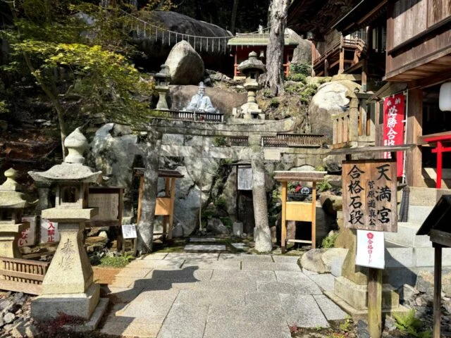 石造物と小さな鳥居が並ぶ境内奥