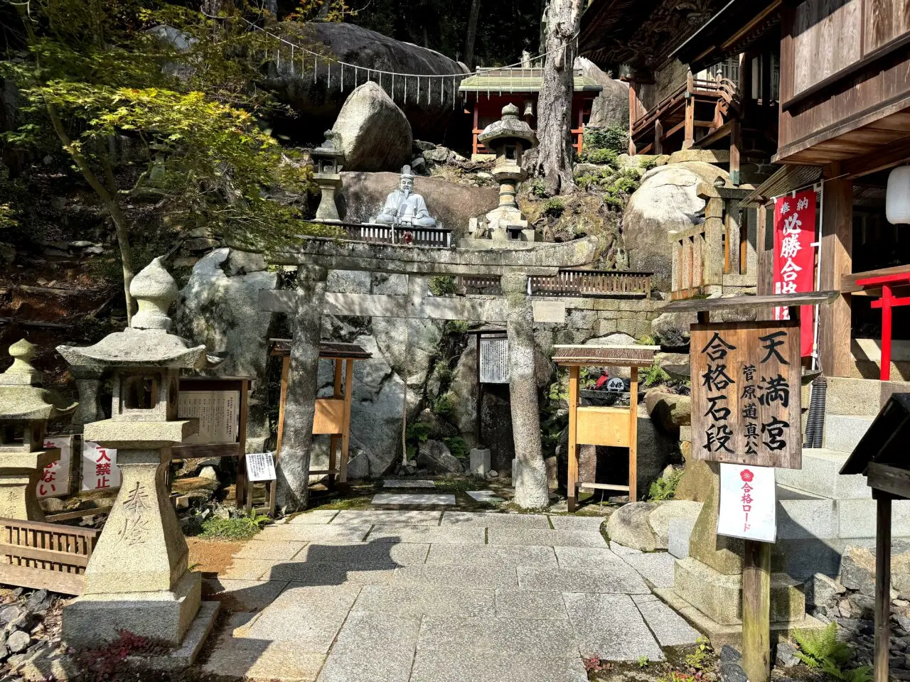 石造物と小さな鳥居が並ぶ境内奥