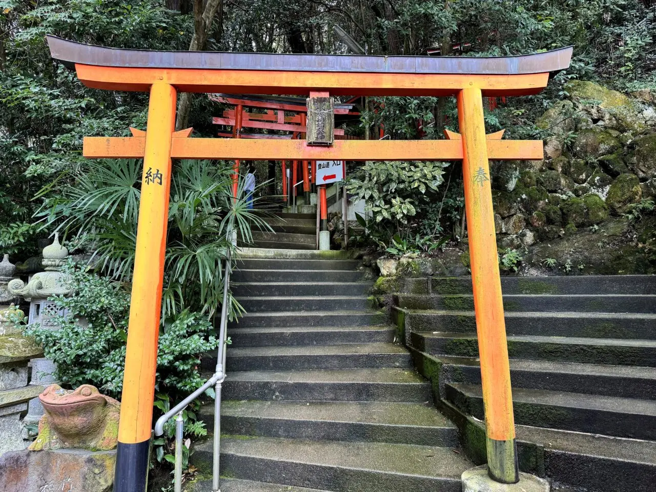 稲荷社の赤い鳥居境内で見つけやすい末社