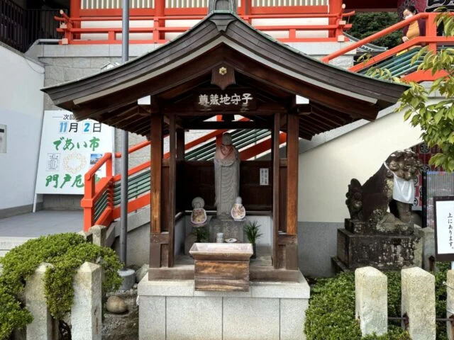 門戸厄神東光寺の弘法大師像とお堂