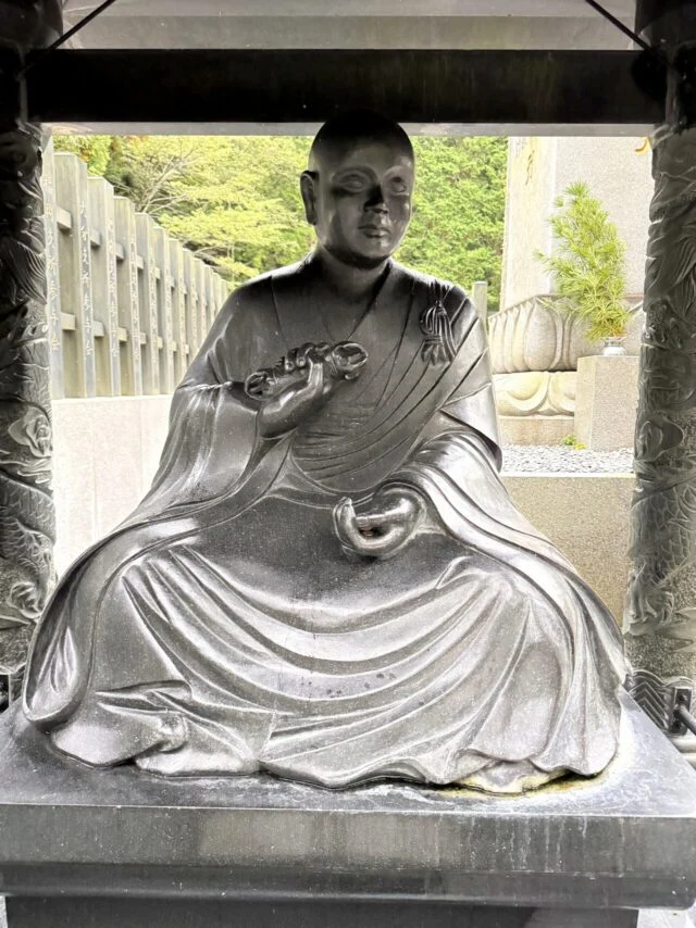 奥之院周辺で見た坐像