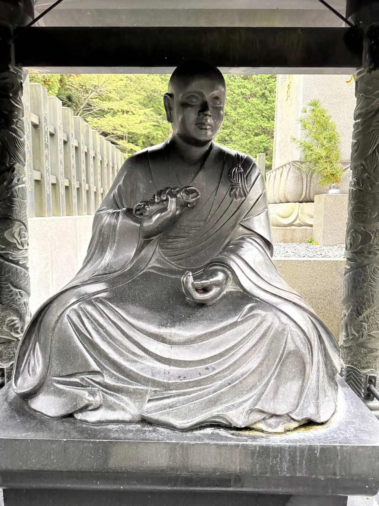 奥之院周辺で見た坐像