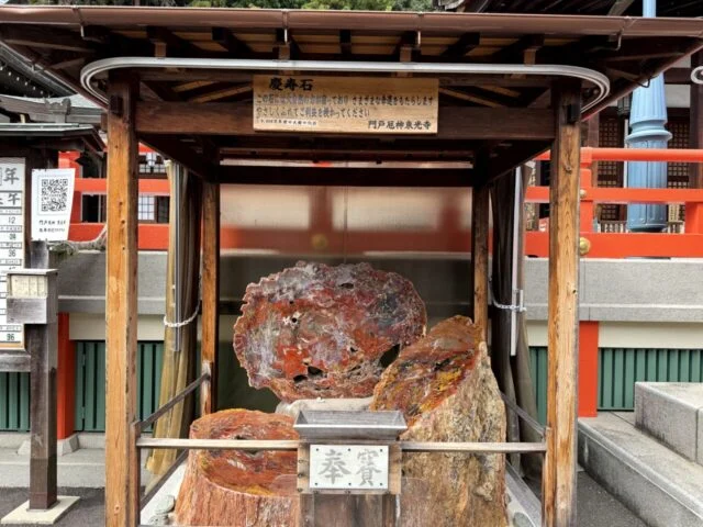 本堂前に置かれた愛染石