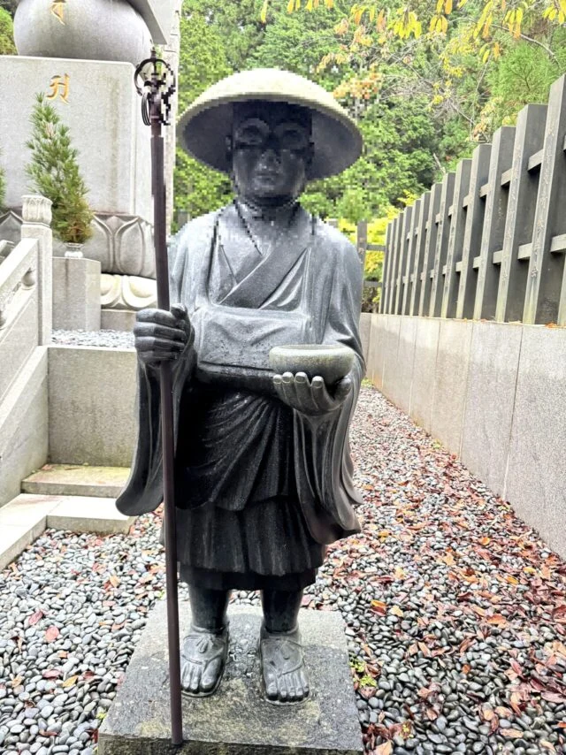 奥之院周辺で見た修行大師像