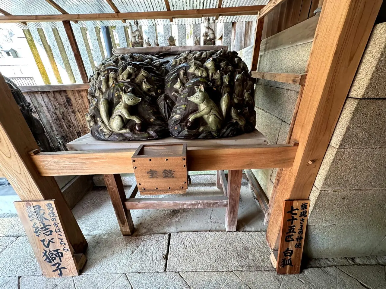 由加神社本宮で見た並ぶ狛犬像