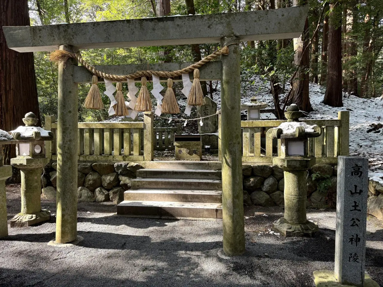 椿大神社境内の社と鳥居