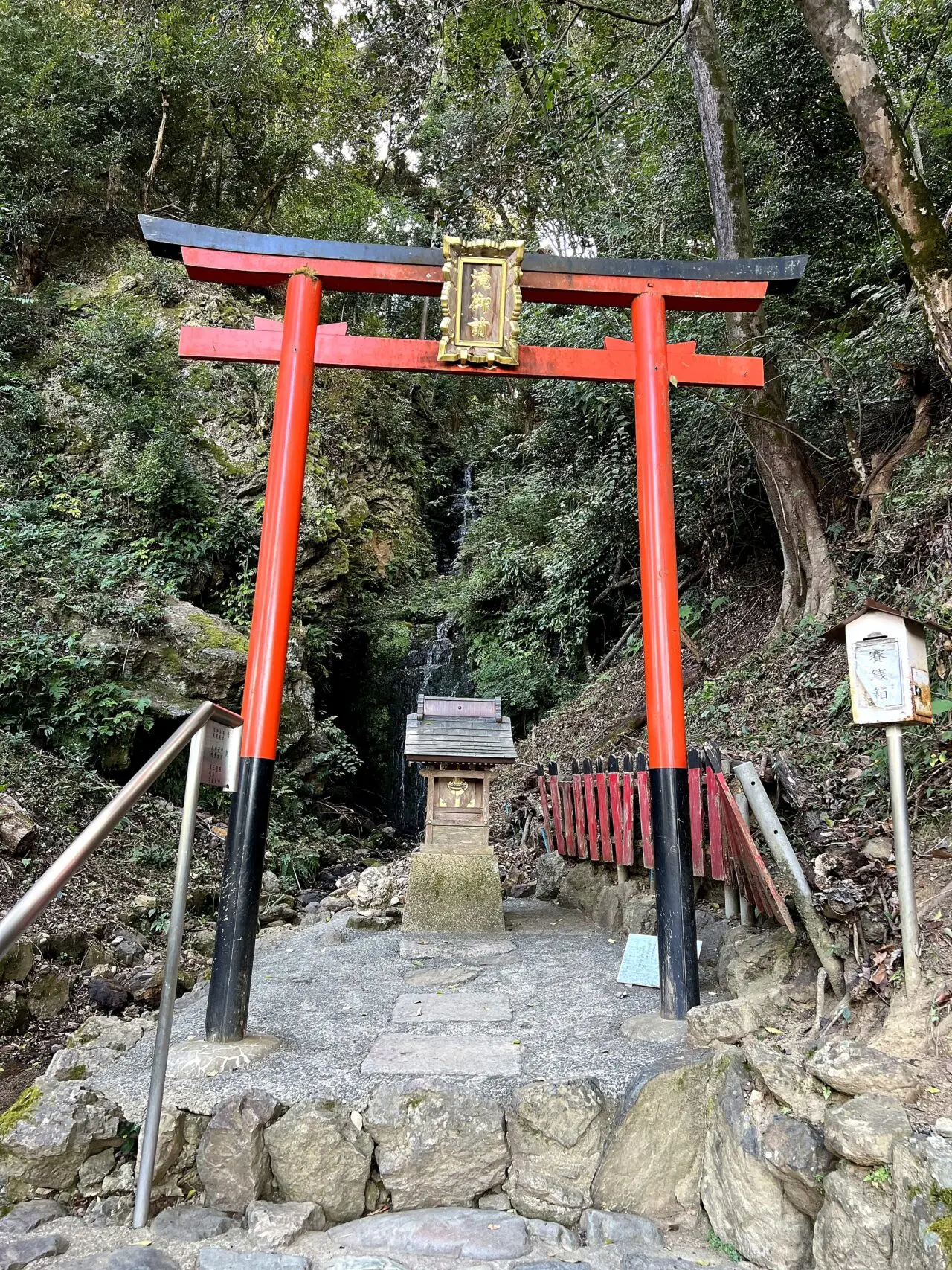 松尾大社の小鳥居と石段
