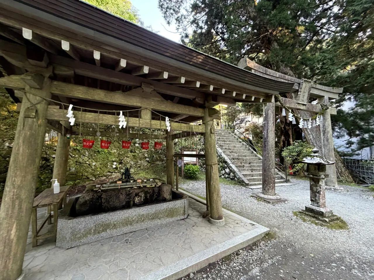玉置神社境内の手水と参道