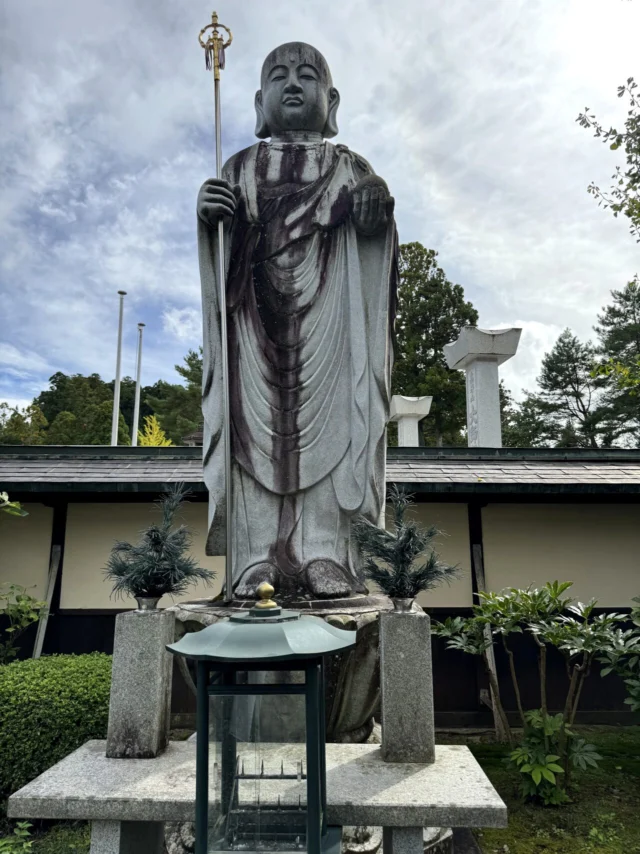 常喜院周辺で見た立像