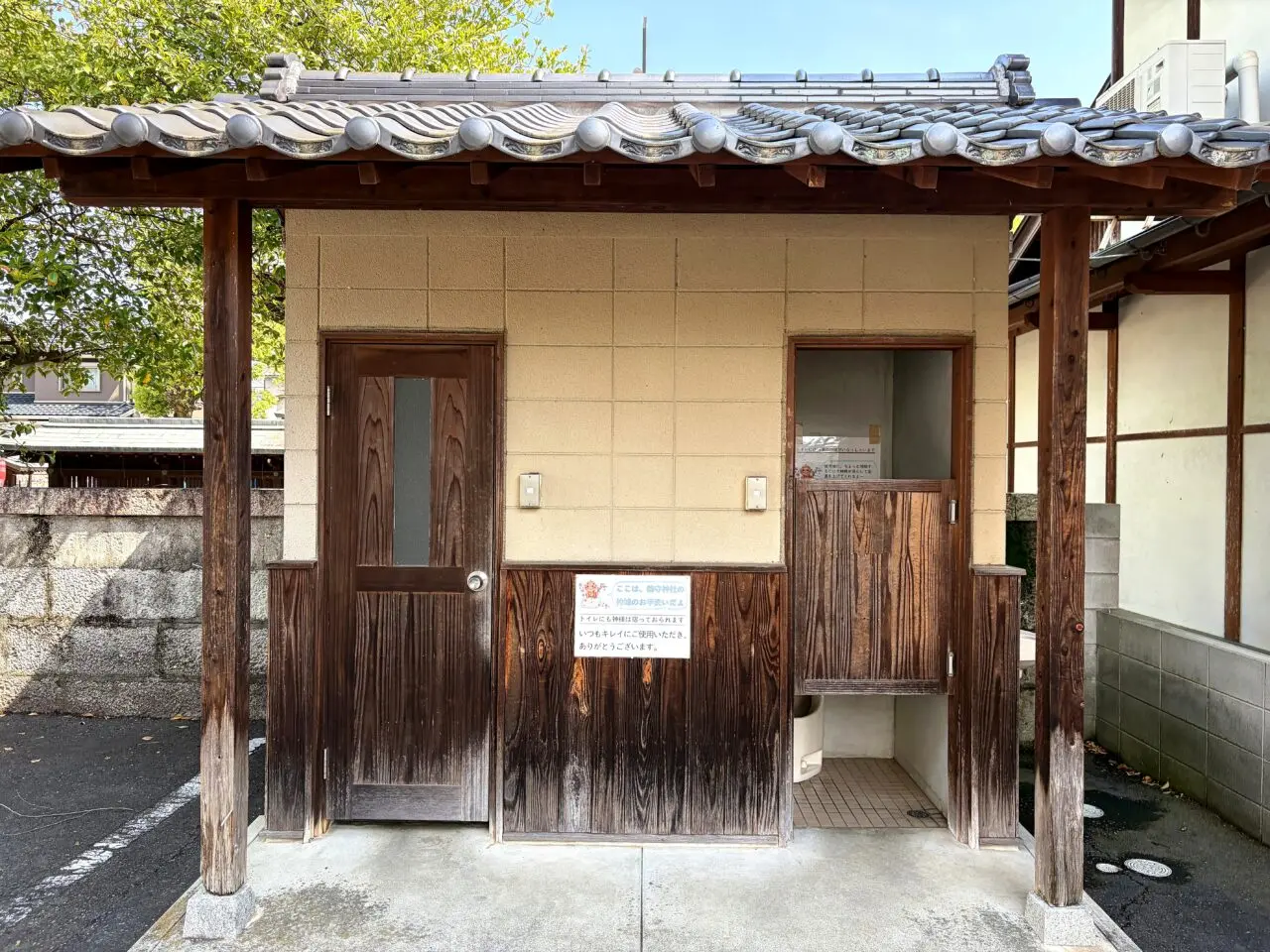 徳守神社の休憩・トイレ建物外観