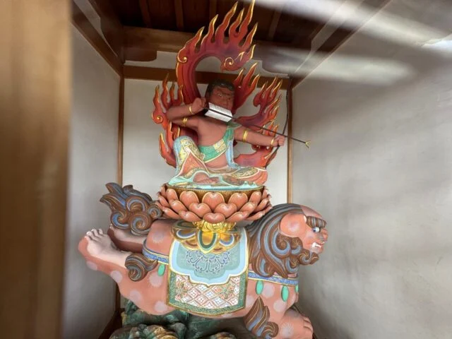 山門内に安置された制多迦童子像