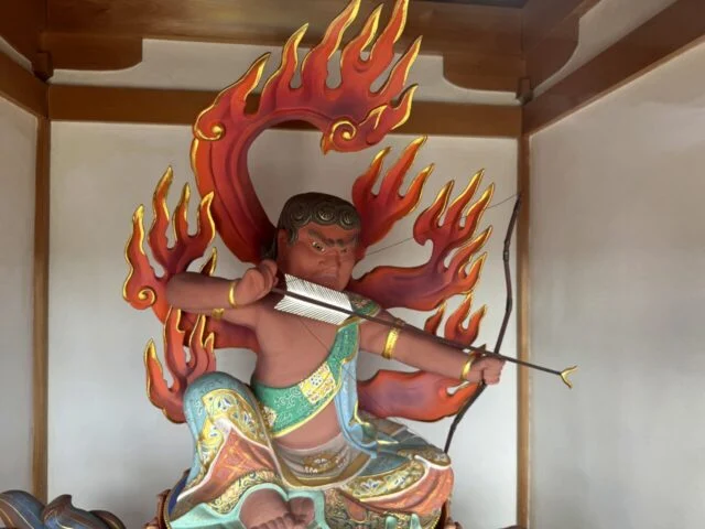 山門内に安置された矜羯羅童子像