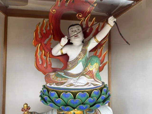 山門内に安置された白い童子像