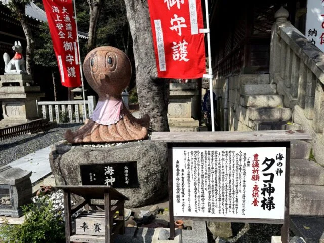 タコにまつわる由来掲示と像