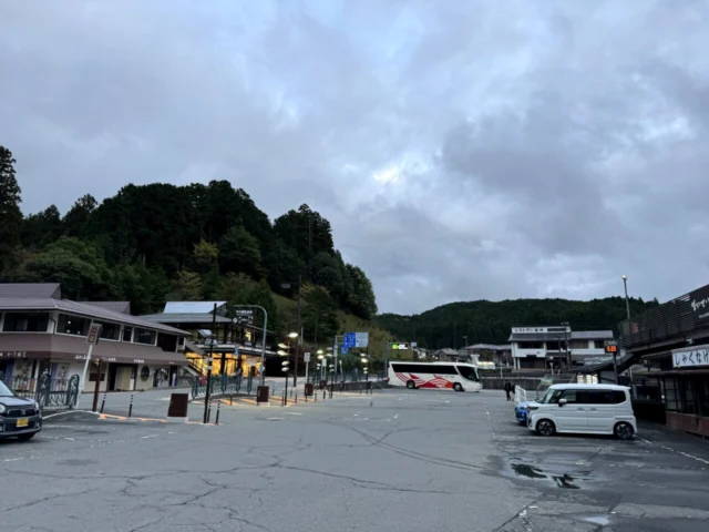 高野山内のバス停・駐車場周辺の広場