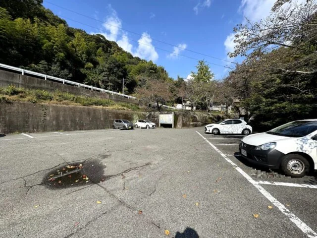 由加山の参拝者駐車場。山側に入口へ向かう道があります