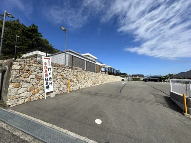 駐車場側から門戸厄神東光寺へ向かう坂道