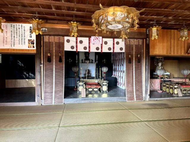 堂内を広く見た参拝空間