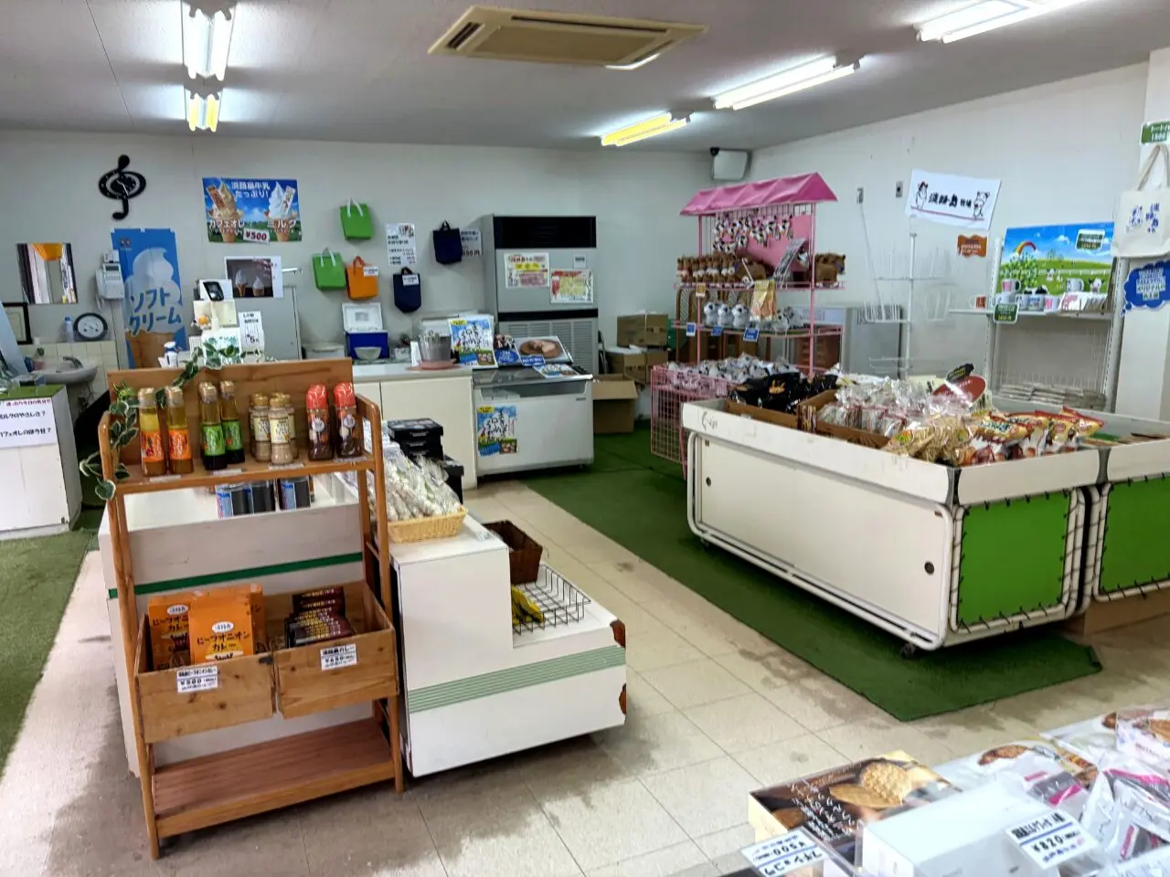 淡路島牧場の店内1