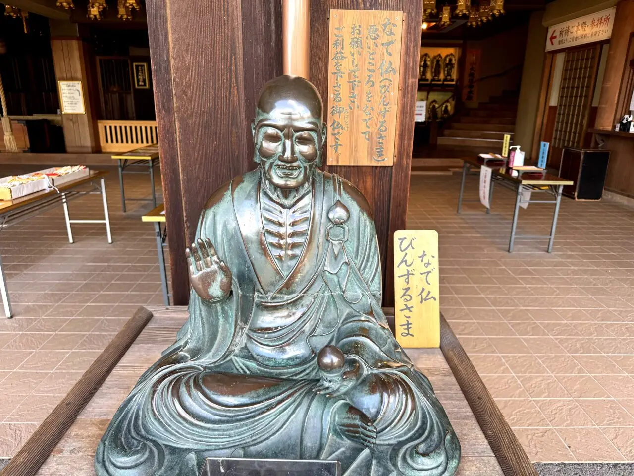 廊下近くに座る像と案内札